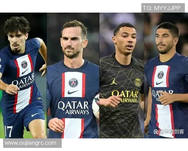 足球明星携父亲温情合影展现亲情时刻引发球迷热议